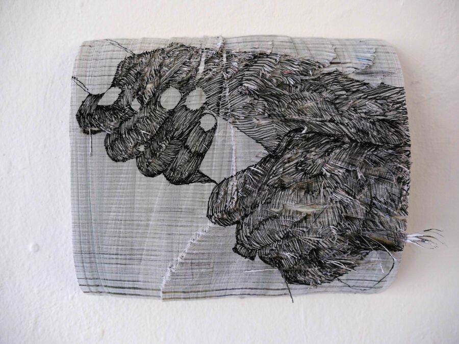 CHIPPING DRAWING, MANU CAPERE/ LES MAINS DE VICTOIRE ÉBRÈCHEMENT DESSIN, 2025