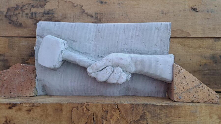 ÉBRÈCHEMENT CATALOGUE D’EXPOSITION, LA MAIN ET UN MARTEAU, 2025