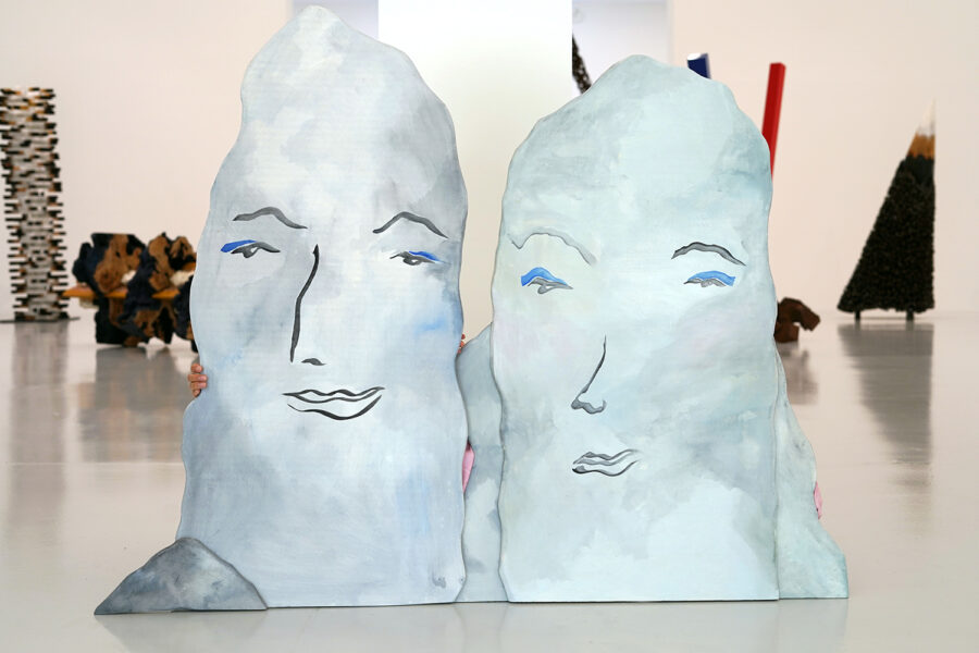 Sceptiques, elles regardent le spectacle